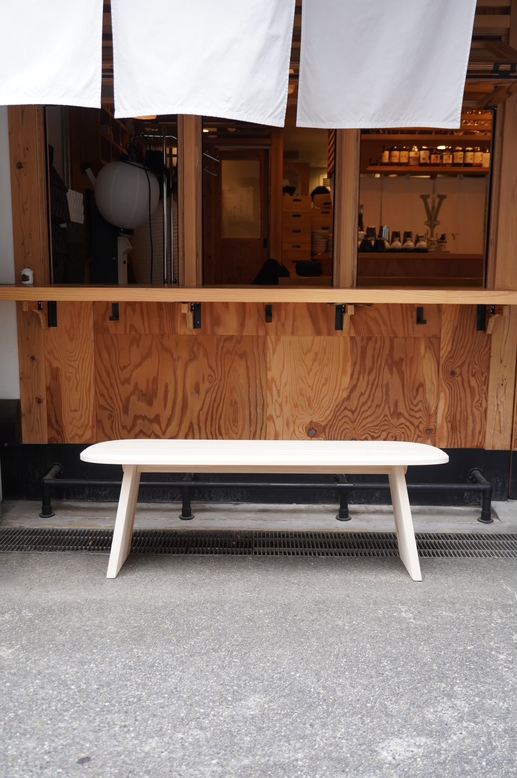 BAR VALLEYの店先に置かれた木のベンチ