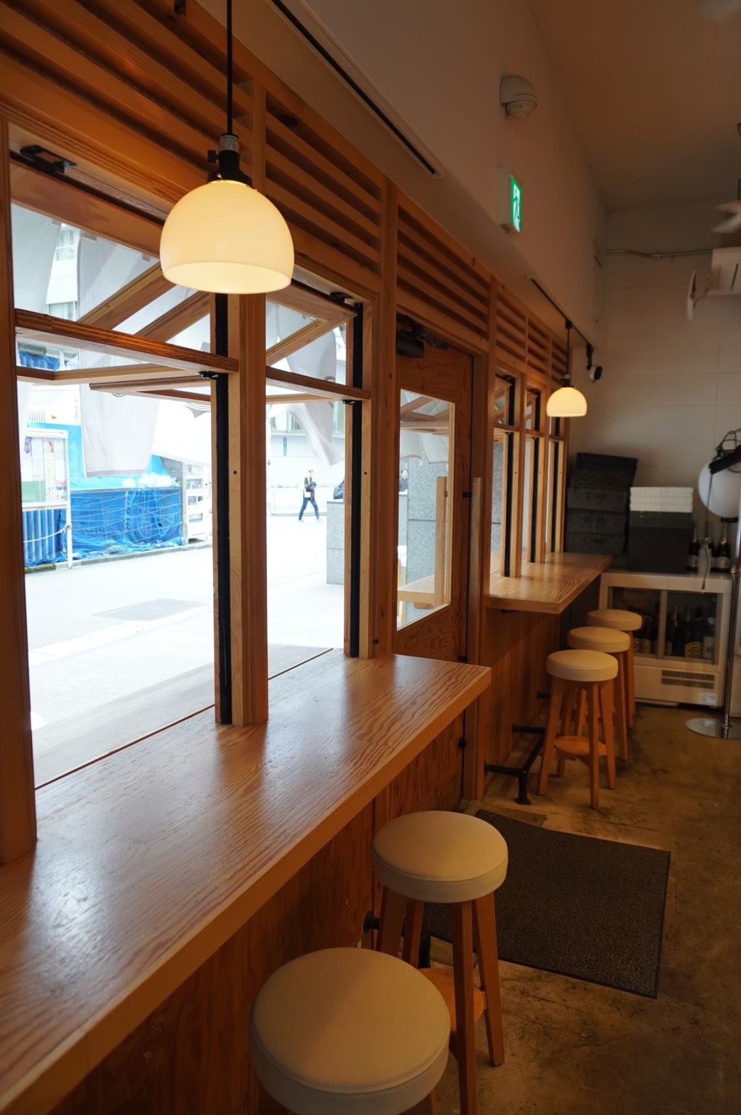 昼の光が差し込むBAR VALLEYの窓辺と木のカウンター